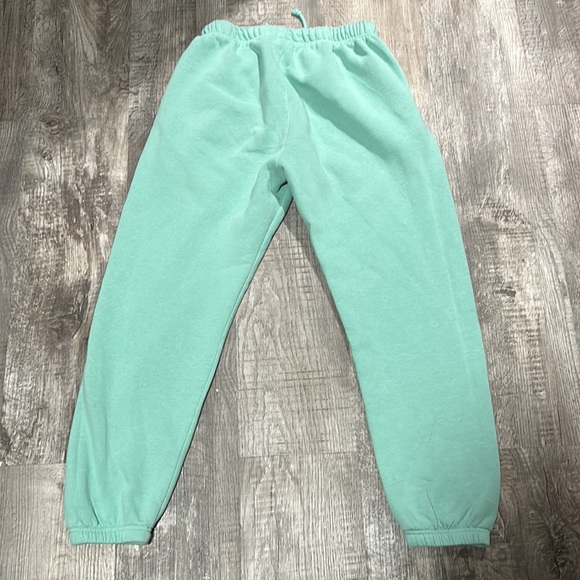 There a turquoise color, size medium, sweatpants - Picture 3 of 4